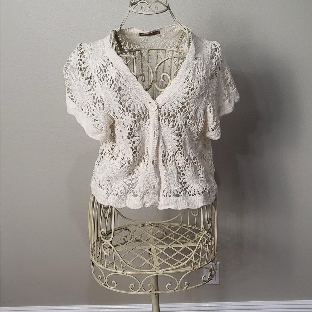 White Cropped Buttoned Blouse